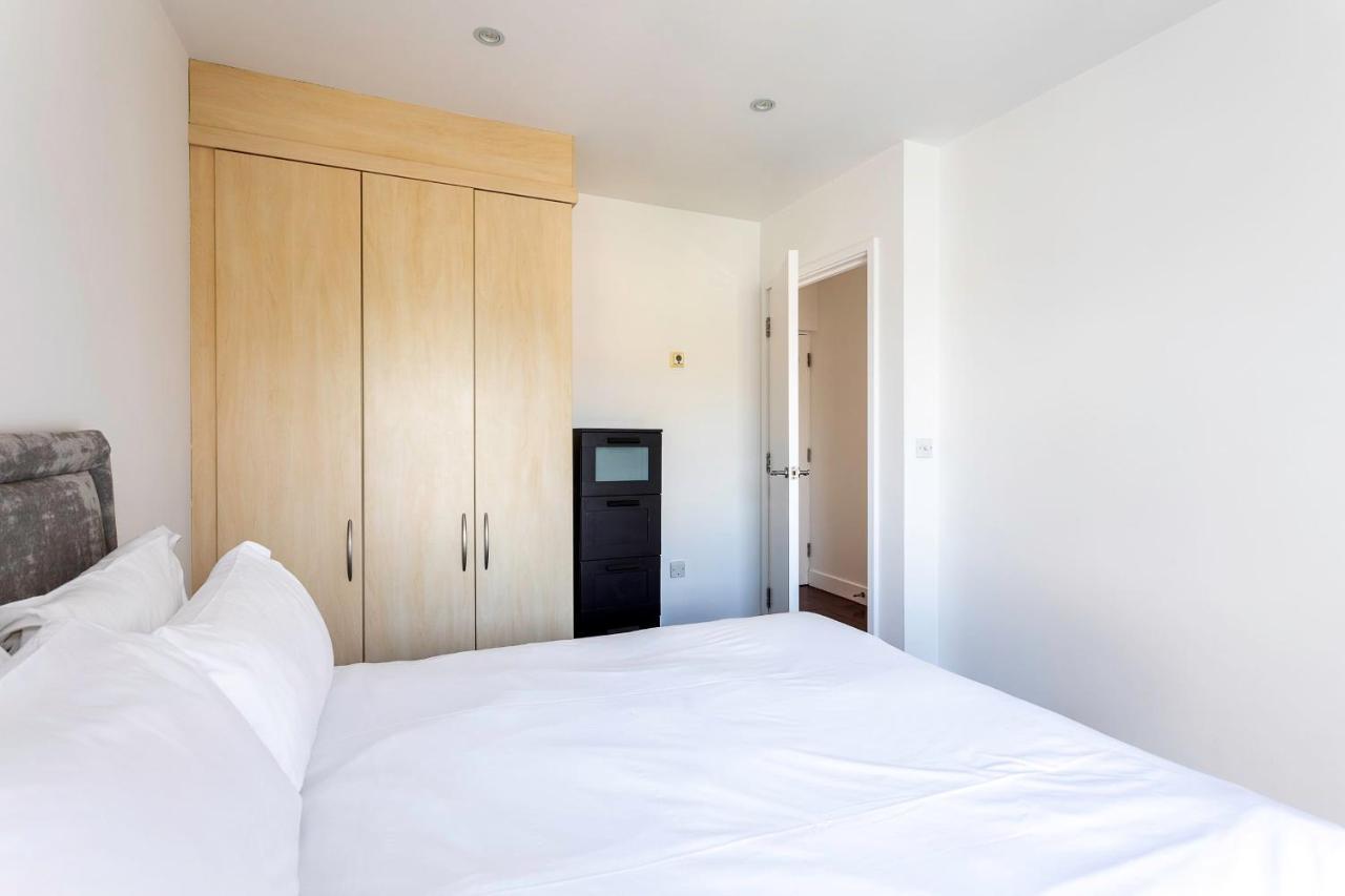 Modern Tower Hill Penthouse * Londra